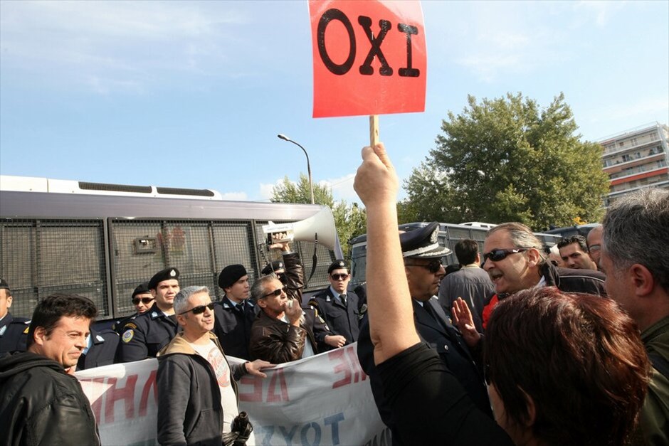 Διαμαρτυρίες και ματαιώσεις παρελάσεων σε πολλές πόλεις σε όλη την Ελλάδα #25. Διαδηλωτές εισήλθαν στο χώρο όπου θα γινόταν η στρατιωτική παρέλαση για την επέτειο της 28ης Οκτωβρίου στη Θεσσαλονίκη, παρουσία του Προέδρου της Δημοκρατίας, με αποτέλεσμα να ματαιωθεί η διεξαγωγή της. ΑΠΕ-ΜΠΕ/PIXEL/ΓΙΩΡΓΟΣ ΚΩΝΣΤΑΝΤΙΝΙΔΗΣ