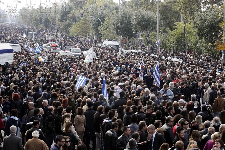 Διαμαρτυρίες και ματαιώσεις παρελάσεων σε πολλές πόλεις σε όλη την Ελλάδα #26. Διαδηλωτές εισήλθαν στο χώρο όπου θα γινόταν η στρατιωτική παρέλαση για την επέτειο της 28ης Οκτωβρίου στη Θεσσαλονίκη, παρουσία του Προέδρου της Δημοκρατίας, με αποτέλεσμα να ματαιωθεί η διεξαγωγή της. ΑΠΕ-ΜΠΕ/PIXEL/ΣΩΤΗΡΗΣ ΜΠΑΡΜΠΑΡΟΥΣΗΣ