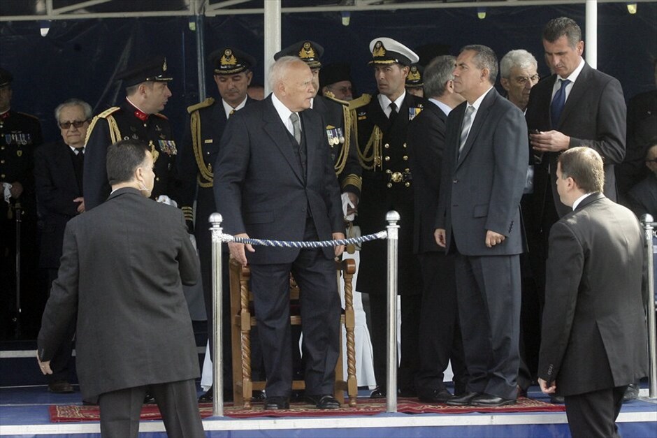 Διαμαρτυρίες και ματαιώσεις παρελάσεων σε πολλές πόλεις σε όλη την Ελλάδα #28. Ο κ. Παπούλιας αποχώρησε από το χώρο της παρέλασης εκφράζοντας την ενόχλησή του για τα συνθήματα που ακούστηκαν εναντίον του. ΑΠΕ-ΜΠΕ/PIXEL/ΣΩΤΗΡΗΣ ΜΠΑΡΜΠΑΡΟΥΣΗΣ