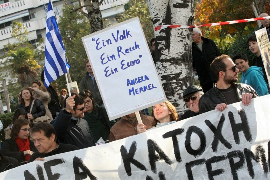 Διαμαρτυρίες και ματαιώσεις παρελάσεων σε πολλές πόλεις σε όλη την Ελλάδα #29. Διαδηλωτές εισήλθαν στο χώρο όπου θα γινόταν η στρατιωτική παρέλαση για την επέτειο της 28ης Οκτωβρίου στη Θεσσαλονίκη, παρουσία του Προέδρου της Δημοκρατίας, με αποτέλεσμα να ματαιωθεί η διεξαγωγή της. ΑΠΕ-ΜΠΕ/PIXEL/ΓΙΩΡΓΟΣ ΚΩΝΣΤΑΝΤΙΝΙΔΗΣ