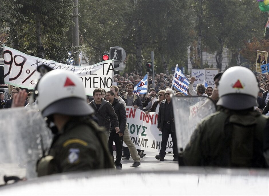 Διαμαρτυρίες και ματαιώσεις παρελάσεων σε πολλές πόλεις σε όλη την Ελλάδα #30. Διαδηλωτές εισήλθαν στο χώρο όπου θα γινόταν η στρατιωτική παρέλαση για την επέτειο της 28ης Οκτωβρίου στη Θεσσαλονίκη, παρουσία του Προέδρου της Δημοκρατίας, με αποτέλεσμα να ματαιωθεί η διεξαγωγή της. ΑΠΕ-ΜΠΕ/PIXEL