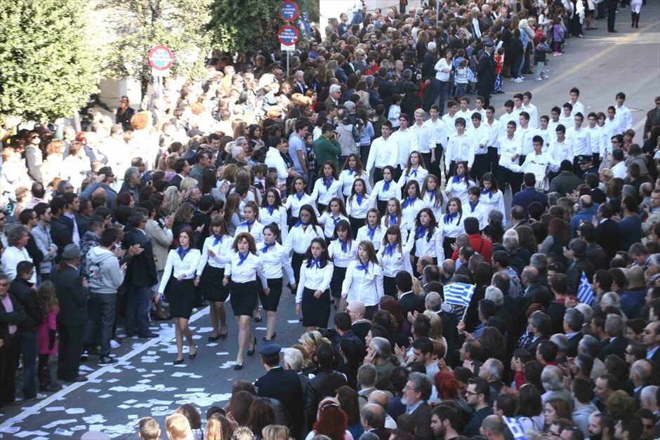 Διαμαρτυρίες και ματαιώσεις παρελάσεων σε πολλές πόλεις σε όλη την Ελλάδα #33. Διαμαρτυρίες κατά την διάρκεια της παρέλασης της Επετείου της 28ης Οκτωβρίου στην Πάτρα.