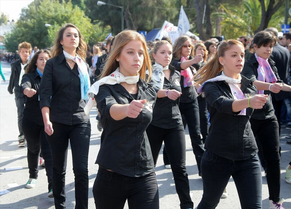 Διαμαρτυρίες και ματαιώσεις παρελάσεων σε πολλές πόλεις σε όλη την Ελλάδα #39. Επεισόδια κατά τη μαθητική παρέλαση για την Επέτειο της 28ης Οκτωβρίου στο Ηράκλειο.