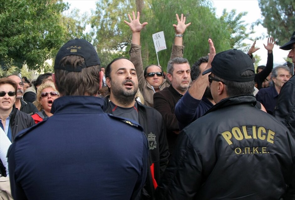 Διαμαρτυρίες και ματαιώσεις παρελάσεων σε πολλές πόλεις σε όλη την Ελλάδα #40. Επεισόδια κατά τη μαθητική παρέλαση για την Επέτειο της 28ης Οκτωβρίου στο Ηράκλειο.
