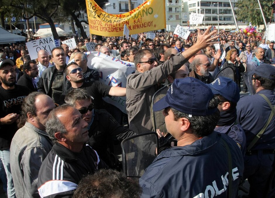 Διαμαρτυρίες και ματαιώσεις παρελάσεων σε πολλές πόλεις σε όλη την Ελλάδα #41. Επεισόδια κατά τη μαθητική παρέλαση για την Επέτειο της 28ης Οκτωβρίου στο Ηράκλειο.