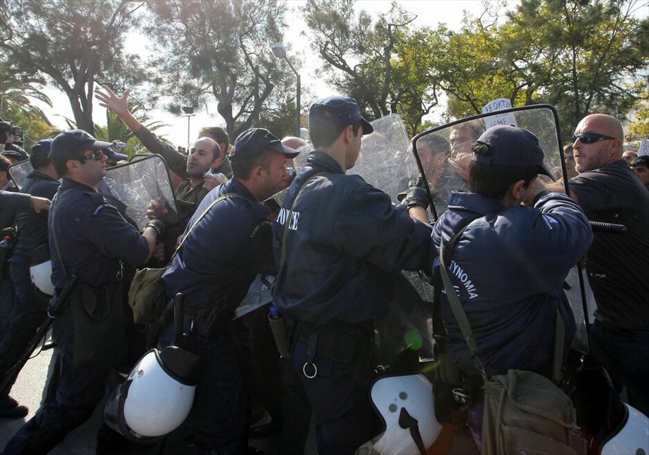 Διαμαρτυρίες και ματαιώσεις παρελάσεων σε πολλές πόλεις σε όλη την Ελλάδα #44. Επεισόδια κατά τη μαθητική παρέλαση για την Επέτειο της 28ης Οκτωβρίου στο Ηράκλειο.