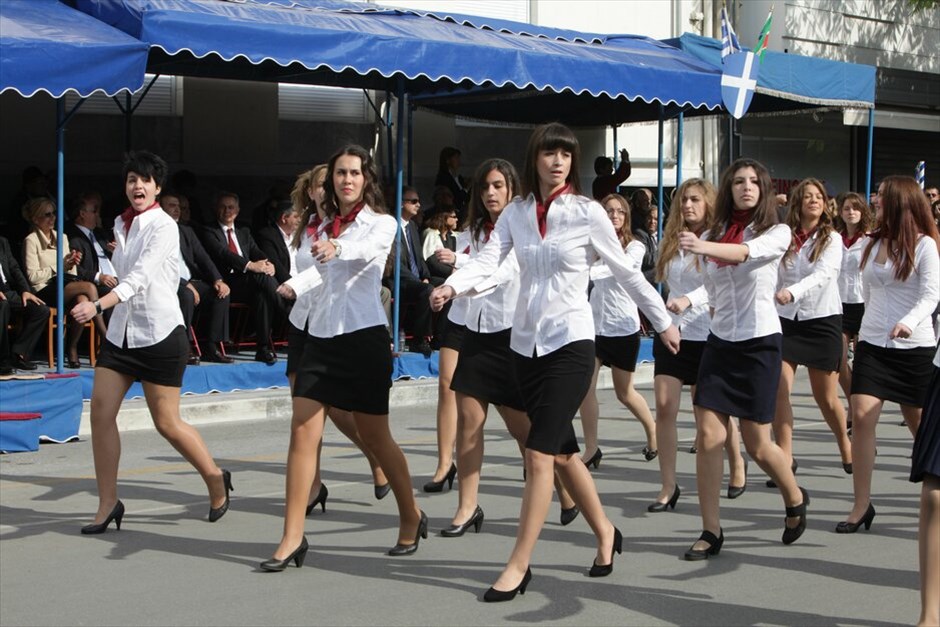 Διαμαρτυρίες και ματαιώσεις παρελάσεων σε πολλές πόλεις σε όλη την Ελλάδα #50. Διαμαρτυρία στη μαθητική παρέλαση για την Επέτειο της 28ης Οκτωβρίου στη Λάρισα. ICON PRESS/ΓΙΩΡΓΟΣ ΙΩΑΝΝΟΥ
