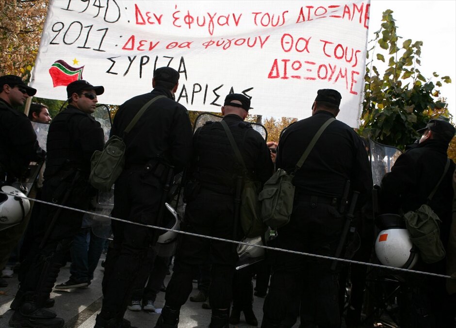 Διαμαρτυρίες και ματαιώσεις παρελάσεων σε πολλές πόλεις σε όλη την Ελλάδα #55. Διαμαρτυρία στη μαθητική παρέλαση για την Επέτειο της 28ης Οκτωβρίου στη Λάρισα.