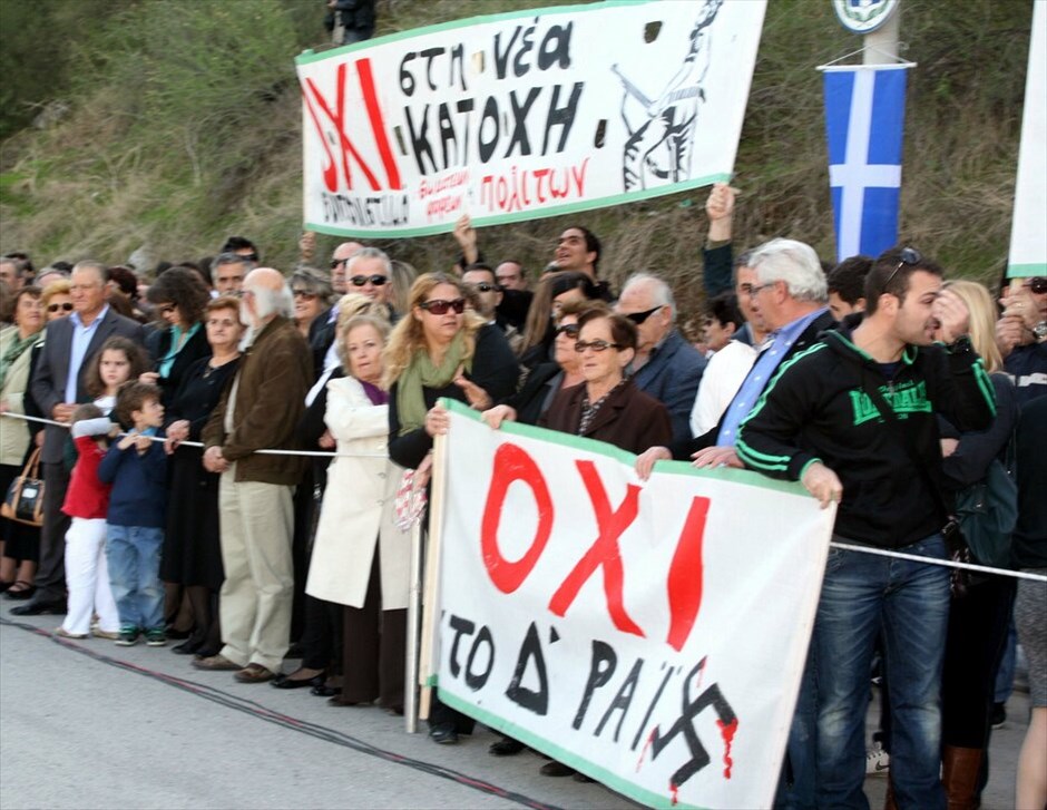 Διαμαρτυρίες και ματαιώσεις παρελάσεων σε πολλές πόλεις σε όλη την Ελλάδα #56. Διαμαρτυρία πολιτών κατά του υφυπουργού Περιβάλλοντος Γιάννη Μανιάτη στην παρέλαση για την Επέτειο της 28ης Οκτωβρίου στο Ναύπλιο.
