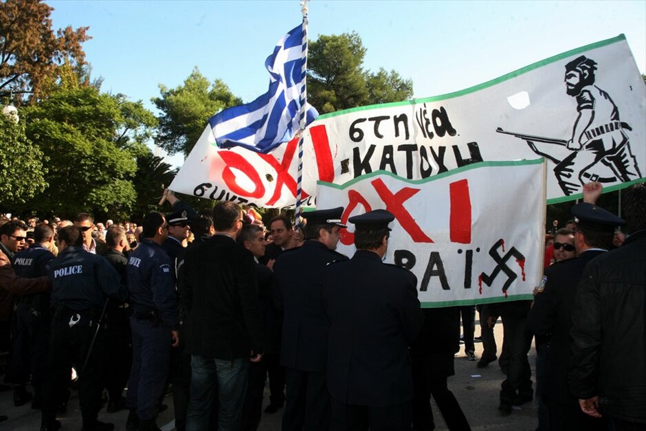 Διαμαρτυρίες και ματαιώσεις παρελάσεων σε πολλές πόλεις σε όλη την Ελλάδα #58. Διαμαρτυρία πολιτών κατά του υφυπουργού Περιβάλλοντος Γιάννη Μανιάτη στην παρέλαση για την Επέτειο της 28ης Οκτωβρίου στο Ναύπλιο.