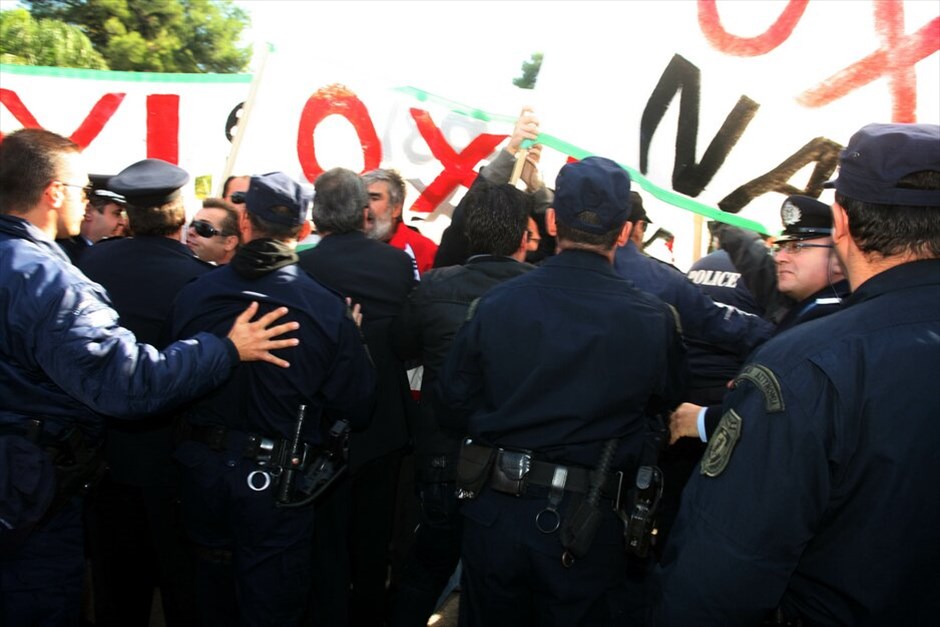 Διαμαρτυρίες και ματαιώσεις παρελάσεων σε πολλές πόλεις σε όλη την Ελλάδα #60. Διαμαρτυρία πολιτών κατά του υφυπουργού Περιβάλλοντος Γιάννη Μανιάτη στην παρέλαση για την Επέτειο της 28ης Οκτωβρίου στο Ναύπλιο.
