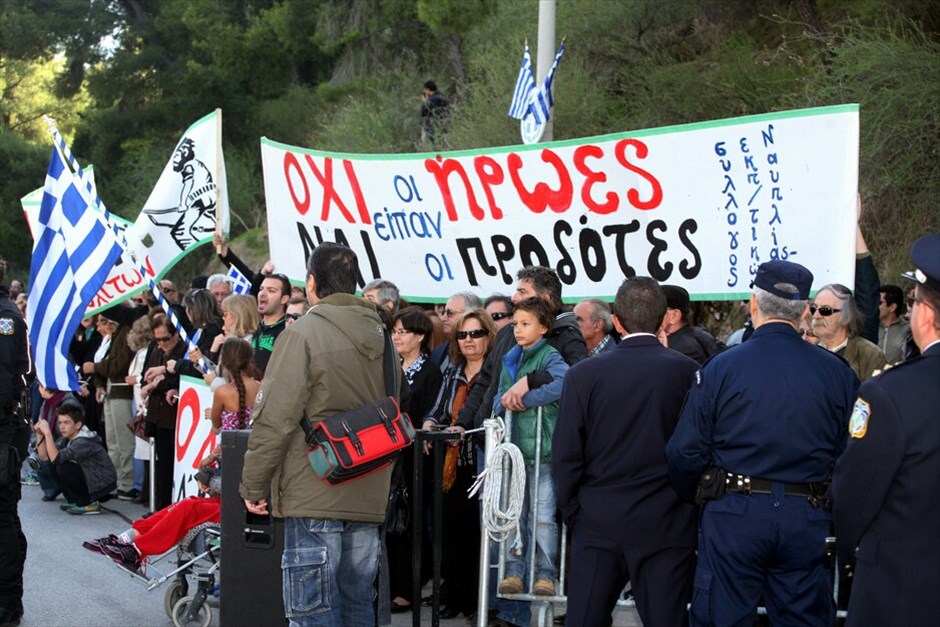 Διαμαρτυρίες και ματαιώσεις παρελάσεων σε πολλές πόλεις σε όλη την Ελλάδα #62. Διαμαρτυρία πολιτών κατά του υφυπουργού Περιβάλλοντος Γιάννη Μανιάτη στην παρέλαση για την Επέτειο της 28ης Οκτωβρίου στο Ναύπλιο.