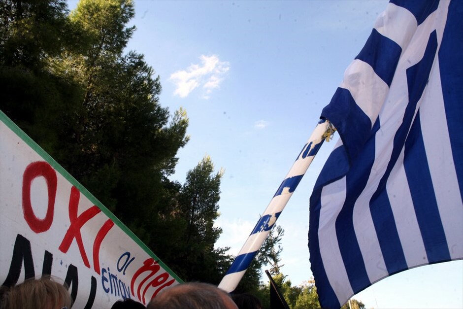 Διαμαρτυρίες και ματαιώσεις παρελάσεων σε πολλές πόλεις σε όλη την Ελλάδα #64. Διαμαρτυρία πολιτών κατά του υφυπουργού Περιβάλλοντος Γιάννη Μανιάτη στην παρέλαση για την Επέτειο της 28ης Οκτωβρίου στο Ναύπλιο.