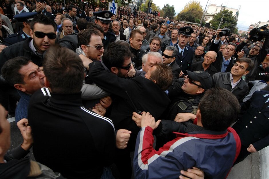 Διαμαρτυρίες και ματαιώσεις παρελάσεων σε πολλές πόλεις σε όλη την Ελλάδα #75. Ματαιώθηκε στα Τρίκαλα η παρέλαση για την Επέτειο της 28ης Οκτωβρίου εξαιτίας επεισοδίων.