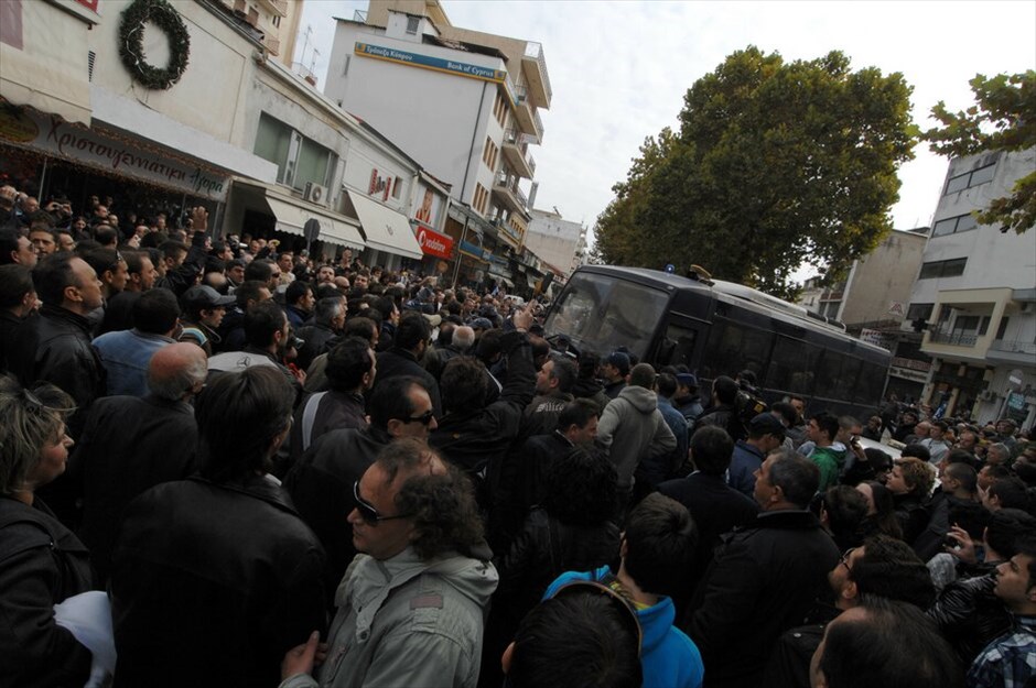 Διαμαρτυρίες και ματαιώσεις παρελάσεων σε πολλές πόλεις σε όλη την Ελλάδα #76. Ματαιώθηκε στα Τρίκαλα η παρέλαση για την Επέτειο της 28ης Οκτωβρίου εξαιτίας επεισοδίων.