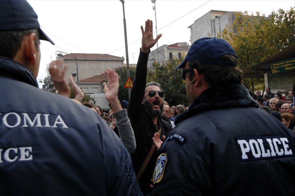 Διαμαρτυρίες και ματαιώσεις παρελάσεων σε πολλές πόλεις σε όλη την Ελλάδα #78. Ματαιώθηκε στα Τρίκαλα η παρέλαση για την Επέτειο της 28ης Οκτωβρίου εξαιτίας επεισοδίων.