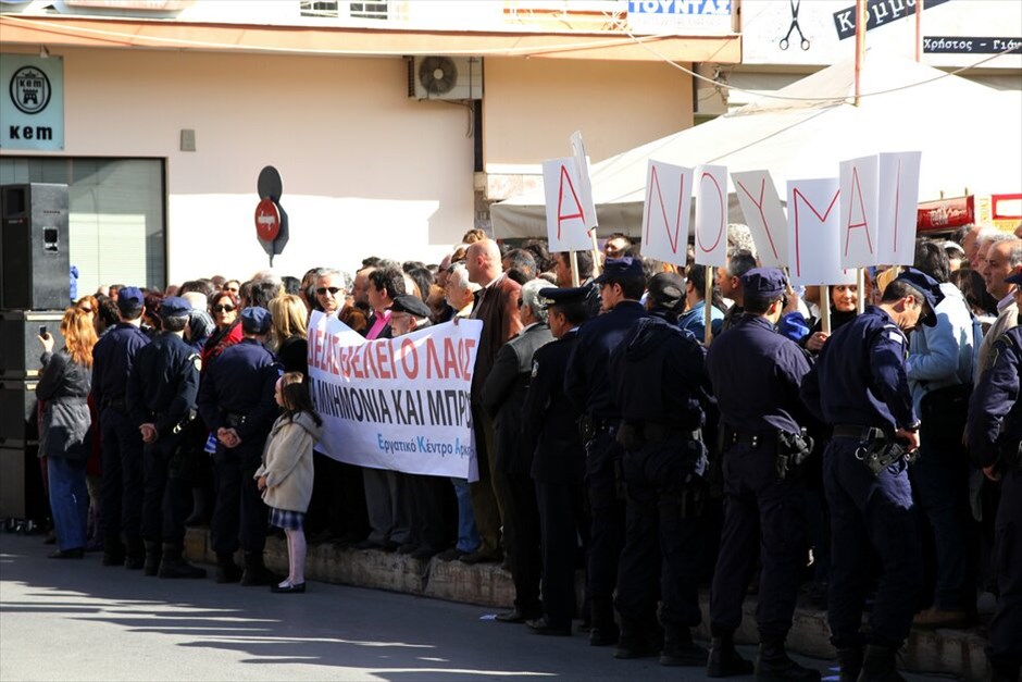 Διαμαρτυρίες και ματαιώσεις παρελάσεων σε πολλές πόλεις σε όλη την Ελλάδα #86. Διαμαρτυρία πολιτών κατά του υπουργού Δικαιοσύνης Μ. Παπαϊωάννου κατά την παρέλαση για την Επέτειο της 28ης Οκτωβρίου στην Τρίπολη.