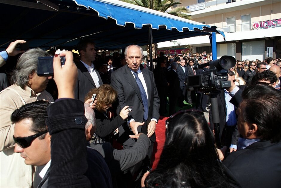 Διαμαρτυρίες και ματαιώσεις παρελάσεων σε πολλές πόλεις σε όλη την Ελλάδα #87. Διαμαρτυρία πολιτών κατά του υπουργού Δικαιοσύνης Μ. Παπαϊωάννου κατά την παρέλαση για την Επέτειο της 28ης Οκτωβρίου στην Τρίπολη.