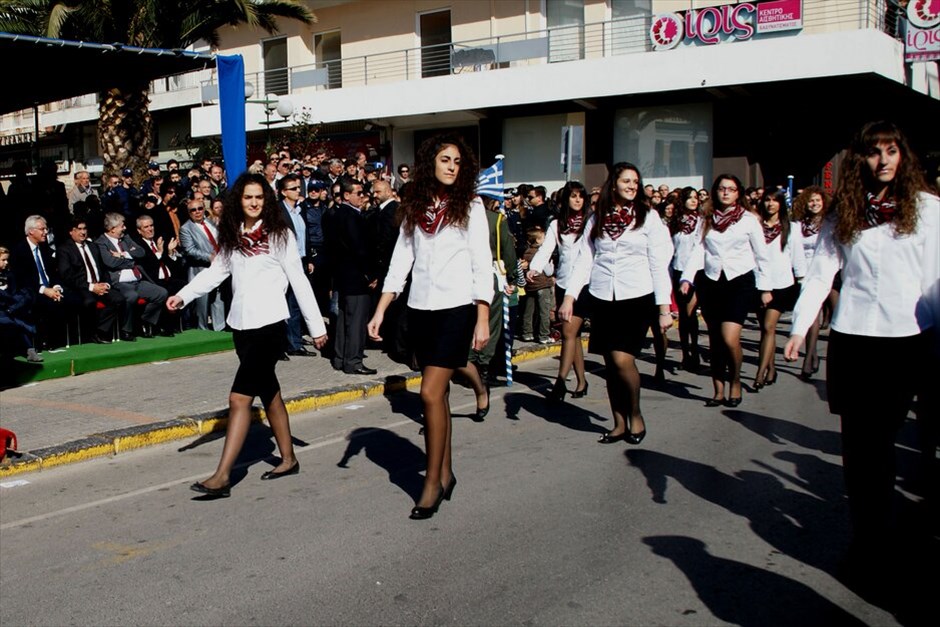 Διαμαρτυρίες και ματαιώσεις παρελάσεων σε πολλές πόλεις σε όλη την Ελλάδα #88. Διαμαρτυρία πολιτών κατά του υπουργού Δικαιοσύνης Μ. Παπαϊωάννου κατά την παρέλαση για την Επέτειο της 28ης Οκτωβρίου στην Τρίπολη.