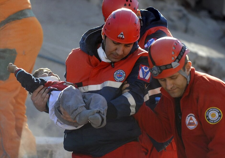 Σεισμός με νεκρούς στην Τουρκία #11. Στους 239 έχουν φτάσει μέχρι στγιμής οι νεκροί από τον ισχυρό σεισμό 7,2 βαθμών που συγκλόνισε τη νοτιοανατολική Τουρκία μπορεί να φτάσουν και τους χίλιους εκφράζουν οι σεισμολόγοι. Το επίκεντρο εντοπίστηκε 35 χλμ. βορειοανατολικά της πόλης Βαν, κοντά στα σύνορα με το Ιράν, και σε εστιακό βάθος περίπου 5 χιλιομέτρων, ενώ έγινε αισθητός και σε πολλά χωριά του βορειοδυτικού Ιράν, σύμφωνα με ιρανικά μέσα ενημέρωσης.