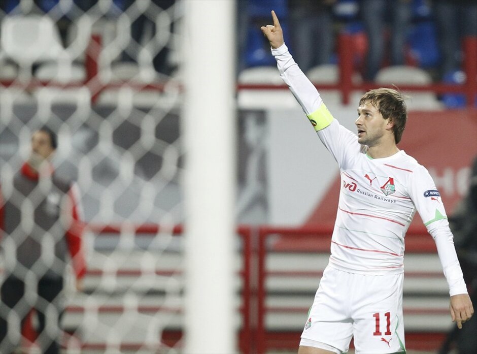 Europa League: Στιγμές από τον αγώνα Λοκομοτίβ Μόσχας - ΑΕΚ #1. Στη φάση των ομίλων της διοργάνωσης φαίνεται ότι θα ολοκληρωθεί, εκτός συγκλονιστικού απροόπτου, η φετινή πορεία της ΑΕΚ στο Europa League, μετά την ήττα που γνώρισε με 3-1 από την Λοκομοτίβ στη Μόσχα. Για την Ένωση αυτή ήταν η τρίτη της ήττα σε ισάριθμα ματς, αν και σε σχέση με τις δυο πρώτες, αυτή έρχεται στο παιχνίδι που πάλεψαν περισσότερο απ
