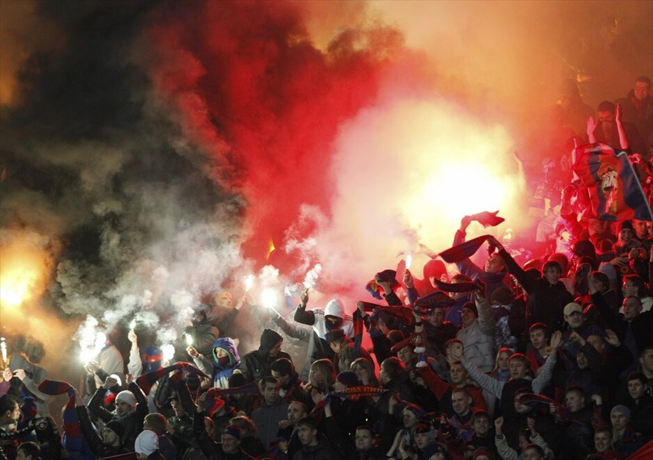 Champions League 2011-12: H τρίτη αγωνιστική της φάσης των ομίλων #18. Β’ Ομιλος: Στο… παιχνίδι για την πρόκριση στην επόμενη φάση μπήκε για τα καλά και η ΤΣΣΚΑ Μόσχας με το άνετο 3-0 επί της Τραμπζονσπόρ (29΄, 86΄ Ντουμπία, 76΄ Καούνια). Η ομάδα του Λεονίντ Σλούτσκι, αν και πριν το παιχνίδι βρισκόταν με την πλάτη στον τοίχο, πήρε τους τρεις πολύτιμους βαθμούς της νίκης, έχοντας μεγάλο πρωταγωνιστή τον Ιβοριανό στράικερ της, Σεϊντού Ντουμπία, ο οποίος σημείωσε τα δύο από τα τρία τέρματα της ομάδας του, και με τέσσερα γκολ, είναι μέχρι στιγμής ο πρώτος σκόρερ του Champions League.
