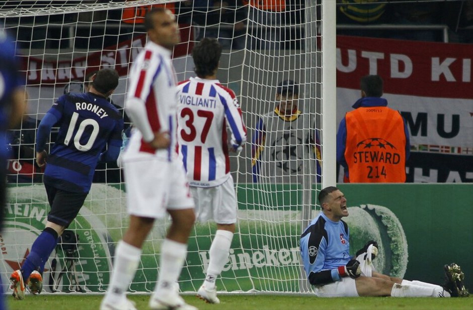 Champions League 2011-12: H τρίτη αγωνιστική της φάσης των ομίλων #21. Γ’ Ομιλος: Η Μάνστεστερ Γιουνάιτεντ μαζί με τη Μπενφίκα έχουν τον πρώτο λόγο για τις δύο θέσεις που οδηγούν στους «16» του Champions League. Οι «κόκκινοι διάβολοι» του σερ Αλεξ Φέργκιουσον «καθάρισαν» το παιχνίδι στη Ρουμανία απέναντι Οτελούλ Γκαλάτι με δύο εύστοχα πέναλτι του Γουέιν Ρούνεϊ ( 64ο λεπτό, 90+2) και βρίσκονται στη δεύτερη θέση του ομίλου με πέντε βαθμούς.