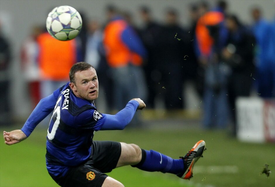 Champions League 2011-12: H τρίτη αγωνιστική της φάσης των ομίλων #22. Γ’ Ομιλος: Η Μάνστεστερ Γιουνάιτεντ μαζί με τη Μπενφίκα έχουν τον πρώτο λόγο για τις δύο θέσεις που οδηγούν στους «16» του Champions League. Οι «κόκκινοι διάβολοι» του σερ Αλεξ Φέργκιουσον «καθάρισαν» το παιχνίδι στη Ρουμανία απέναντι Οτελούλ Γκαλάτι με δύο εύστοχα πέναλτι του Γουέιν Ρούνεϊ ( 64ο λεπτό, 90+2) και βρίσκονται στη δεύτερη θέση του ομίλου με πέντε βαθμούς. REUTERS/BOGDAN CRISTEL