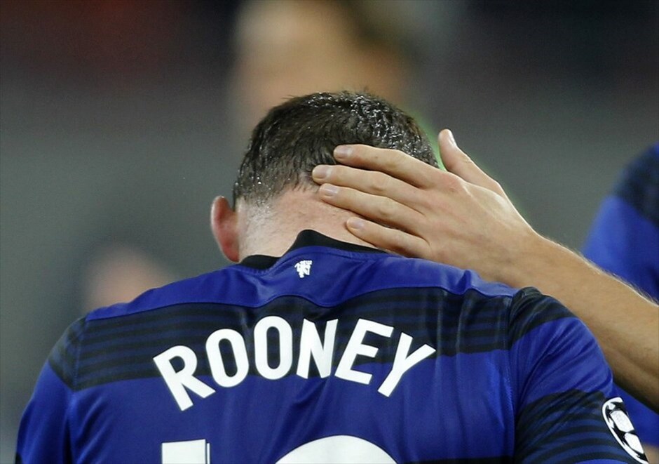 Champions League 2011-12: H τρίτη αγωνιστική της φάσης των ομίλων #23. Γ’ Ομιλος: Η Μάνστεστερ Γιουνάιτεντ μαζί με τη Μπενφίκα έχουν τον πρώτο λόγο για τις δύο θέσεις που οδηγούν στους «16» του Champions League. Οι «κόκκινοι διάβολοι» του σερ Αλεξ Φέργκιουσον «καθάρισαν» το παιχνίδι στη Ρουμανία απέναντι Οτελούλ Γκαλάτι με δύο εύστοχα πέναλτι του Γουέιν Ρούνεϊ ( 64ο λεπτό, 90+2) και βρίσκονται στη δεύτερη θέση του ομίλου με πέντε βαθμούς. REUTERS/BOGDAN CRISTEL