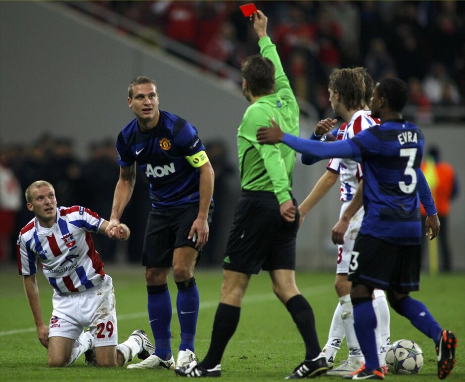 Champions League 2011-12: H τρίτη αγωνιστική της φάσης των ομίλων #24. Γ’ Ομιλος: Η Μάνστεστερ Γιουνάιτεντ μαζί με τη Μπενφίκα έχουν τον πρώτο λόγο για τις δύο θέσεις που οδηγούν στους «16» του Champions League. Οι «κόκκινοι διάβολοι» του σερ Αλεξ Φέργκιουσον «καθάρισαν» το παιχνίδι στη Ρουμανία απέναντι Οτελούλ Γκαλάτι με δύο εύστοχα πέναλτι του Γουέιν Ρούνεϊ ( 64ο λεπτό, 90+2) και βρίσκονται στη δεύτερη θέση του ομίλου με πέντε βαθμούς.