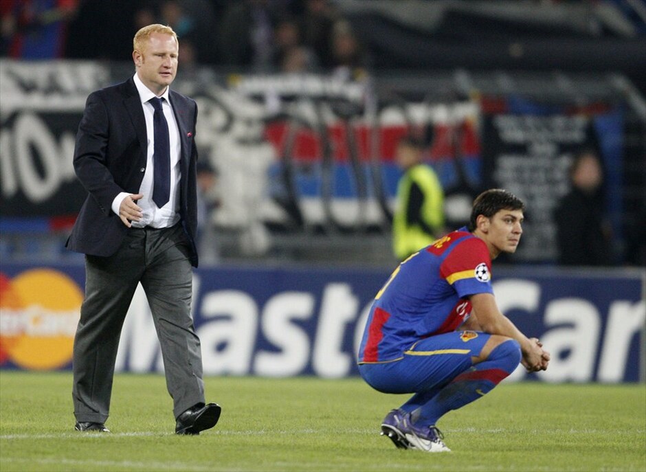 Champions League 2011-12: H τρίτη αγωνιστική της φάσης των ομίλων #28. Γ’ Ομιλος: Με πολύ καλή εμφάνιση στην Ελβετία, η Μπενφίκα πήρε το διπλό απέναντι στη Βασιλεία χάρη στα τέρματα Μπρούνο Σέζαρ (20ό λεπτό) και Καρντόσο (75ο λεπτό) και διατηρήθηκε στην πρώτη θέση του ομίλου με επτά βαθμούς.