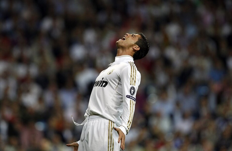 Champions League 2011-12: H τρίτη αγωνιστική της φάσης των ομίλων #33. Δ’ Ομιλος: Την τρίτη της νίκη σε ισάριθμα παιχνίδια πήρε η Ρεάλ Μαδρίτης, γιορτάζοντας με τον καλύτερο τρόπο το 100ό ματς του Ζοζέ Μουρίνιο. Τελευταίο «θύμα» της «βασίλισσας» ήταν η Λιόν που γνώρισε την εκτός έδρας ήττα με 4-0, η οποία ήταν και η πρώτη της στη διοργάνωση. Η Ρεάλ Μαδρίτης μετράει πλέον εννέα βαθμούς με… αλώβητο το τέρμα της καθώς δεν έχει δεχθεί ούτε ένα γκολ.