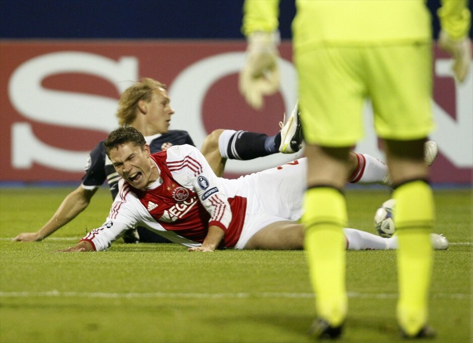 Champions League 2011-12: H τρίτη αγωνιστική της φάσης των ομίλων #39. Δ’ Ομιλος: Στο παιχνίδι της πρόκρισης στην επόμενη φάση μπήκε και ο Αγιαξ με το εκτός έδρας 2-0 επί της Ντιναμό Ζάγκρεμπ (49ο λεπτό Μπέργιγκφερ, 90ο λεπτό Ερικσεν). Ο «Αίαντας» ισοβαθμεί πλέον στη δεύτερη θέση του ομίλου με τη Λιόν, έχοντας από τέσσερις βαθμούς ο καθένας.