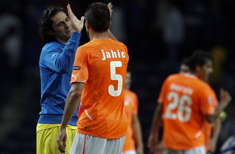 Champions League 2011-12: H τρίτη αγωνιστική της φάσης των ομίλων #57. Ζ’ Ομιλος: Τρελαίνει κόσμο με την εξαιρετική του πορεία ο ΑΠΟΕΛ. Η κυπριακή ομάδα έμεινε όρθια και μέσα στο «Ντραγκάο» επί της Πόρτο (1-1) και διατηρήθηκε στην κορυφή του ομίλου, έστω και με βραχεία κεφαλή από τους «δράκους» και τη Ζενίτ Αγίας Πετρούπολης.