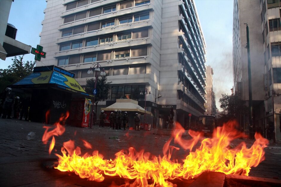 Ταραχές για δεύτερη ημέρα στο κέντρο της Αθήνας #7. Mάχες σώμα με σώμα μεταξύ ομάδων περιφρούρησης της πορείας του ΠΑΜΕ και κουκουλοφόρων στην περιοχή της πλατείας Συντάγματος την Πέμπτη. Oμάδα κουκουλοφόρων επιχείρησε να σπάσει το μπλόκο διαδηλωτών, οι οποίοι είχαν περικυκλώσει τη Βουλή εν όψει της ψήφισης του πολυνομοσχεδίου.