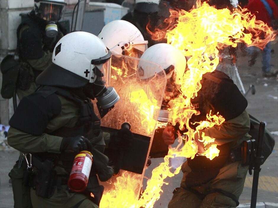 Ταραχές για δεύτερη ημέρα στο κέντρο της Αθήνας #11. Mάχες σώμα με σώμα μεταξύ ομάδων περιφρούρησης της πορείας του ΠΑΜΕ και κουκουλοφόρων στην περιοχή της πλατείας Συντάγματος την Πέμπτη. Oμάδα κουκουλοφόρων επιχείρησε να σπάσει το μπλόκο διαδηλωτών, οι οποίοι είχαν περικυκλώσει τη Βουλή εν όψει της ψήφισης του πολυνομοσχεδίου.
