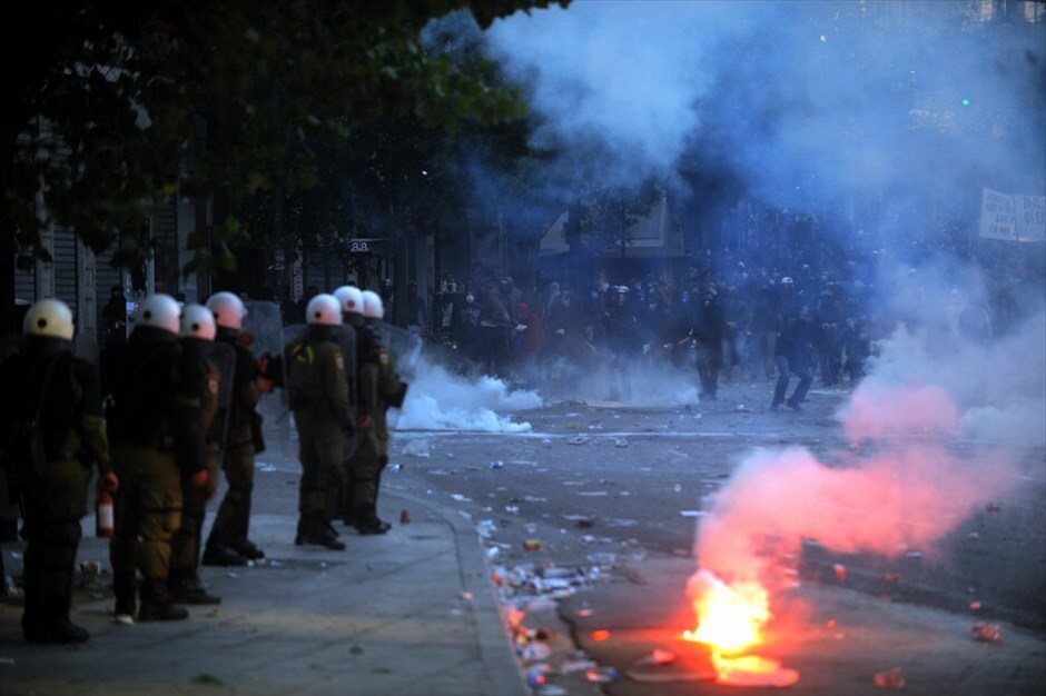 Ταραχές για δεύτερη ημέρα στο κέντρο της Αθήνας #14. Mάχες σώμα με σώμα μεταξύ ομάδων περιφρούρησης της πορείας του ΠΑΜΕ και κουκουλοφόρων στην περιοχή της πλατείας Συντάγματος την Πέμπτη. Oμάδα κουκουλοφόρων επιχείρησε να σπάσει το μπλόκο διαδηλωτών, οι οποίοι είχαν περικυκλώσει τη Βουλή εν όψει της ψήφισης του πολυνομοσχεδίου.
