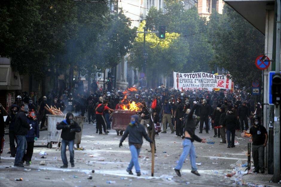 Ταραχές για δεύτερη ημέρα στο κέντρο της Αθήνας #15. Mάχες σώμα με σώμα μεταξύ ομάδων περιφρούρησης της πορείας του ΠΑΜΕ και κουκουλοφόρων στην περιοχή της πλατείας Συντάγματος την Πέμπτη. Oμάδα κουκουλοφόρων επιχείρησε να σπάσει το μπλόκο διαδηλωτών, οι οποίοι είχαν περικυκλώσει τη Βουλή εν όψει της ψήφισης του πολυνομοσχεδίου.