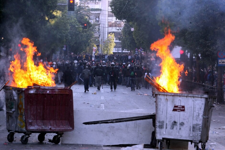 Ταραχές για δεύτερη ημέρα στο κέντρο της Αθήνας #21. Mάχες σώμα με σώμα μεταξύ ομάδων περιφρούρησης της πορείας του ΠΑΜΕ και κουκουλοφόρων στην περιοχή της πλατείας Συντάγματος την Πέμπτη. Oμάδα κουκουλοφόρων επιχείρησε να σπάσει το μπλόκο διαδηλωτών, οι οποίοι είχαν περικυκλώσει τη Βουλή εν όψει της ψήφισης του πολυνομοσχεδίου.