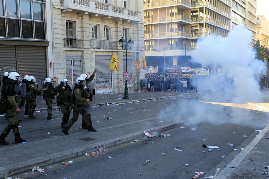 Ταραχές για δεύτερη ημέρα στο κέντρο της Αθήνας #26. Mάχες σώμα με σώμα μεταξύ ομάδων περιφρούρησης της πορείας του ΠΑΜΕ και κουκουλοφόρων στην περιοχή της πλατείας Συντάγματος την Πέμπτη. Oμάδα κουκουλοφόρων επιχείρησε να σπάσει το μπλόκο διαδηλωτών, οι οποίοι είχαν περικυκλώσει τη Βουλή εν όψει της ψήφισης του πολυνομοσχεδίου.
