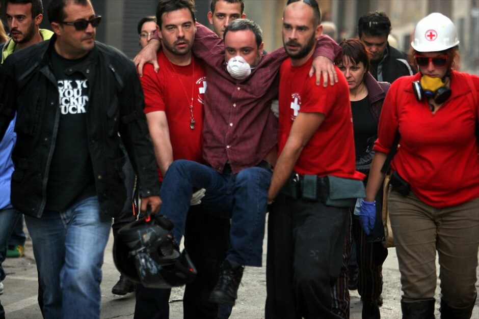 Ταραχές για δεύτερη ημέρα στο κέντρο της Αθήνας #27. Mάχες σώμα με σώμα μεταξύ ομάδων περιφρούρησης της πορείας του ΠΑΜΕ και κουκουλοφόρων στην περιοχή της πλατείας Συντάγματος την Πέμπτη. Oμάδα κουκουλοφόρων επιχείρησε να σπάσει το μπλόκο διαδηλωτών, οι οποίοι είχαν περικυκλώσει τη Βουλή εν όψει της ψήφισης του πολυνομοσχεδίου.