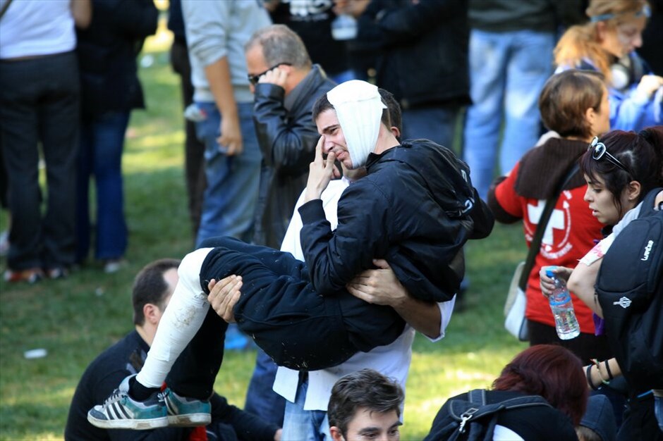Ταραχές για δεύτερη ημέρα στο κέντρο της Αθήνας #28. Mάχες σώμα με σώμα μεταξύ ομάδων περιφρούρησης της πορείας του ΠΑΜΕ και κουκουλοφόρων στην περιοχή της πλατείας Συντάγματος την Πέμπτη. Oμάδα κουκουλοφόρων επιχείρησε να σπάσει το μπλόκο διαδηλωτών, οι οποίοι είχαν περικυκλώσει τη Βουλή εν όψει της ψήφισης του πολυνομοσχεδίου.