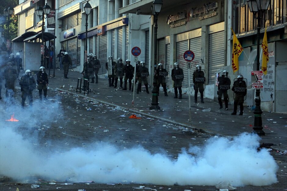 Ταραχές για δεύτερη ημέρα στο κέντρο της Αθήνας #30. Mάχες σώμα με σώμα μεταξύ ομάδων περιφρούρησης της πορείας του ΠΑΜΕ και κουκουλοφόρων στην περιοχή της πλατείας Συντάγματος την Πέμπτη. Oμάδα κουκουλοφόρων επιχείρησε να σπάσει το μπλόκο διαδηλωτών, οι οποίοι είχαν περικυκλώσει τη Βουλή εν όψει της ψήφισης του πολυνομοσχεδίου.