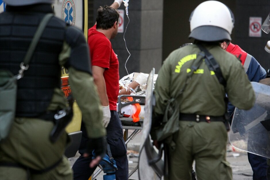 Ταραχές για δεύτερη ημέρα στο κέντρο της Αθήνας #32. Mάχες σώμα με σώμα μεταξύ ομάδων περιφρούρησης της πορείας του ΠΑΜΕ και κουκουλοφόρων στην περιοχή της πλατείας Συντάγματος την Πέμπτη. Oμάδα κουκουλοφόρων επιχείρησε να σπάσει το μπλόκο διαδηλωτών, οι οποίοι είχαν περικυκλώσει τη Βουλή εν όψει της ψήφισης του πολυνομοσχεδίου.