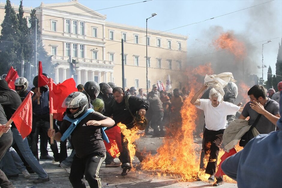Ταραχές για δεύτερη ημέρα στο κέντρο της Αθήνας #39. Mάχες σώμα με σώμα μεταξύ ομάδων περιφρούρησης της πορείας του ΠΑΜΕ και κουκουλοφόρων στην περιοχή της πλατείας Συντάγματος την Πέμπτη. Oμάδα κουκουλοφόρων επιχείρησε να σπάσει το μπλόκο διαδηλωτών, οι οποίοι είχαν περικυκλώσει τη Βουλή εν όψει της ψήφισης του πολυνομοσχεδίου.