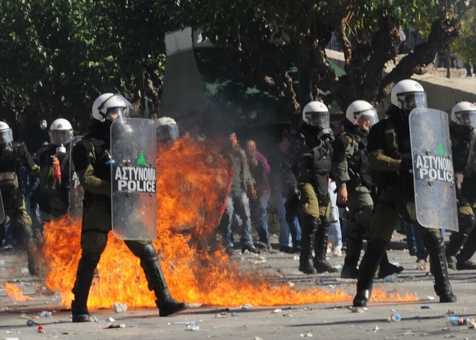 Ταραχές για δεύτερη ημέρα στο κέντρο της Αθήνας #40. Mάχες σώμα με σώμα μεταξύ ομάδων περιφρούρησης της πορείας του ΠΑΜΕ και κουκουλοφόρων στην περιοχή της πλατείας Συντάγματος την Πέμπτη. Oμάδα κουκουλοφόρων επιχείρησε να σπάσει το μπλόκο διαδηλωτών, οι οποίοι είχαν περικυκλώσει τη Βουλή εν όψει της ψήφισης του πολυνομοσχεδίου.