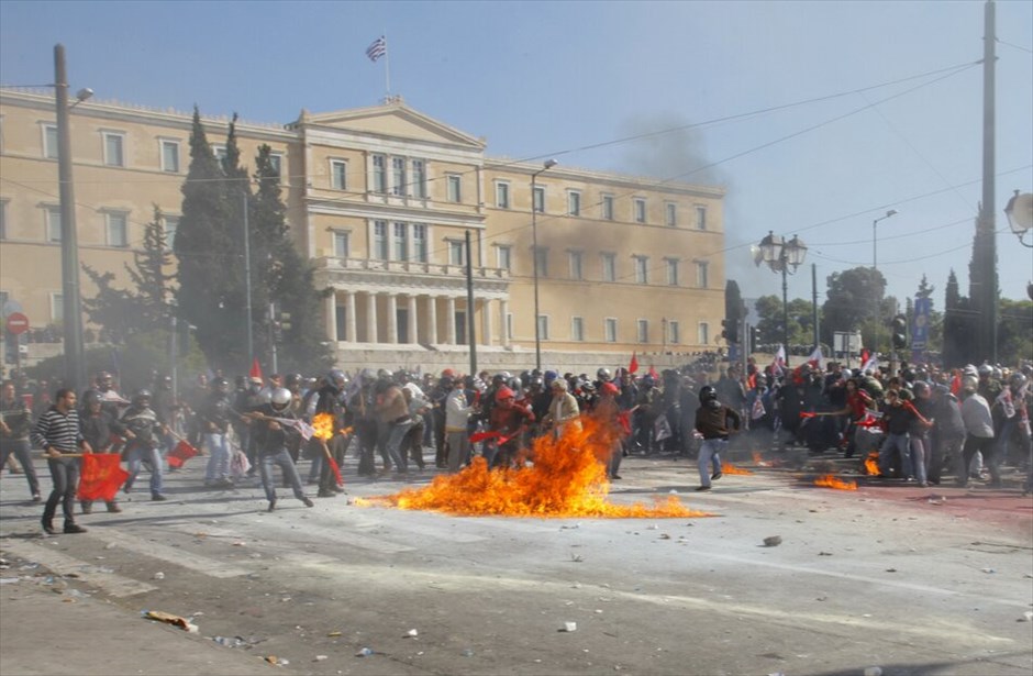 Ταραχές για δεύτερη ημέρα στο κέντρο της Αθήνας #44. Mάχες σώμα με σώμα μεταξύ ομάδων περιφρούρησης της πορείας του ΠΑΜΕ και κουκουλοφόρων στην περιοχή της πλατείας Συντάγματος την Πέμπτη. Oμάδα κουκουλοφόρων επιχείρησε να σπάσει το μπλόκο διαδηλωτών, οι οποίοι είχαν περικυκλώσει τη Βουλή εν όψει της ψήφισης του πολυνομοσχεδίου.