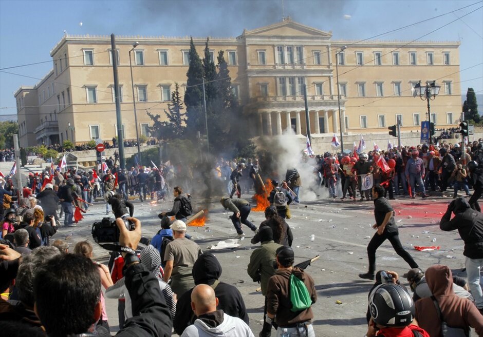 Ταραχές για δεύτερη ημέρα στο κέντρο της Αθήνας #45. Mάχες σώμα με σώμα μεταξύ ομάδων περιφρούρησης της πορείας του ΠΑΜΕ και κουκουλοφόρων στην περιοχή της πλατείας Συντάγματος την Πέμπτη. Oμάδα κουκουλοφόρων επιχείρησε να σπάσει το μπλόκο διαδηλωτών, οι οποίοι είχαν περικυκλώσει τη Βουλή εν όψει της ψήφισης του πολυνομοσχεδίου.