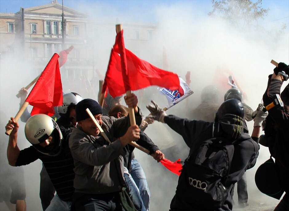 Ταραχές για δεύτερη ημέρα στο κέντρο της Αθήνας #49. Mάχες σώμα με σώμα μεταξύ ομάδων περιφρούρησης της πορείας του ΠΑΜΕ και κουκουλοφόρων στην περιοχή της πλατείας Συντάγματος την Πέμπτη. Oμάδα κουκουλοφόρων επιχείρησε να σπάσει το μπλόκο διαδηλωτών, οι οποίοι είχαν περικυκλώσει τη Βουλή εν όψει της ψήφισης του πολυνομοσχεδίου.