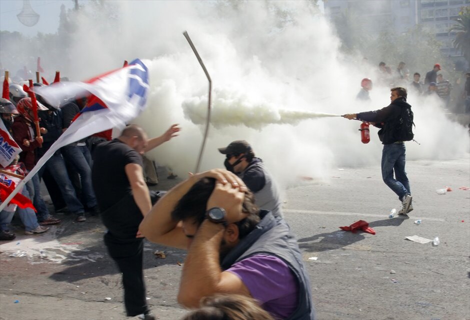 Ταραχές για δεύτερη ημέρα στο κέντρο της Αθήνας #57. Mάχες σώμα με σώμα μεταξύ ομάδων περιφρούρησης της πορείας του ΠΑΜΕ και κουκουλοφόρων στην περιοχή της πλατείας Συντάγματος την Πέμπτη. Oμάδα κουκουλοφόρων επιχείρησε να σπάσει το μπλόκο διαδηλωτών, οι οποίοι είχαν περικυκλώσει τη Βουλή εν όψει της ψήφισης του πολυνομοσχεδίου.